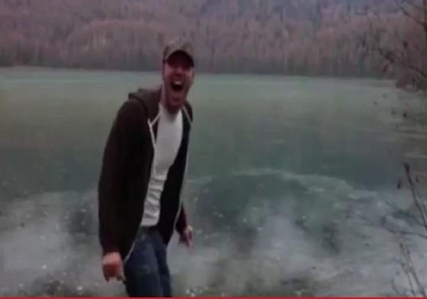 شاب أمريكي يكتشف بالصدفة أن تدحرج حجر على سطح ماء متجمد يعطي صوت البلبل 