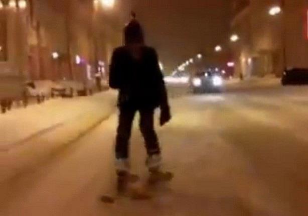  شاب يخاطر بحياته ويتزلج على الثلوج التي تغطي شوارع مدينة تيومين الروسية 