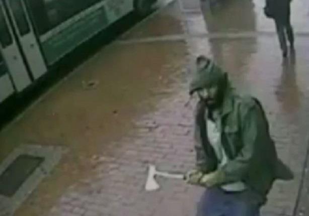 رجل يهاجم شرطة نيويورك بفأس