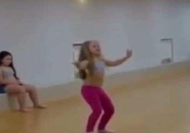 شاهد رقص طفلة صغيرة تغلب به صافينار