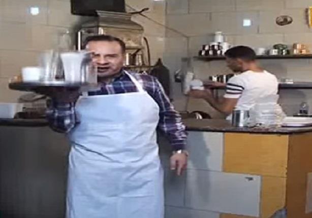  القرموطي يظهر على شكل عامل في مقهى ليرصد معاناة المواطن المصري