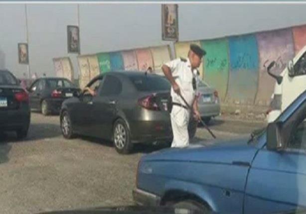  عقيد شرطة يقوم بتنظيف الطريق الدائري عقب حادث سيارة