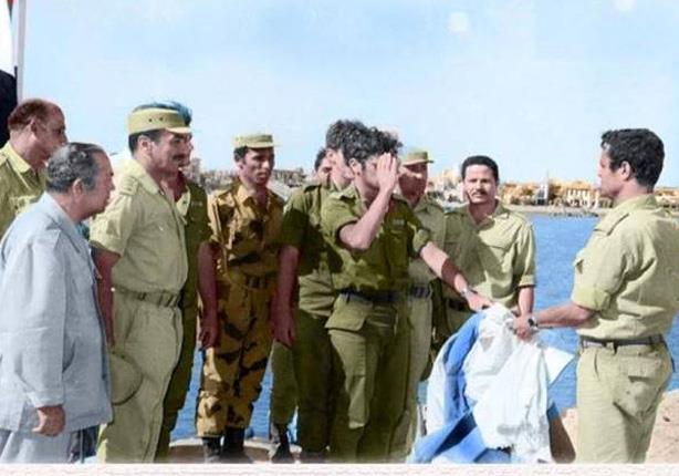في حرب 73 .. قائد إسرائيلي يعطي التحية العسكرية للواء مصري