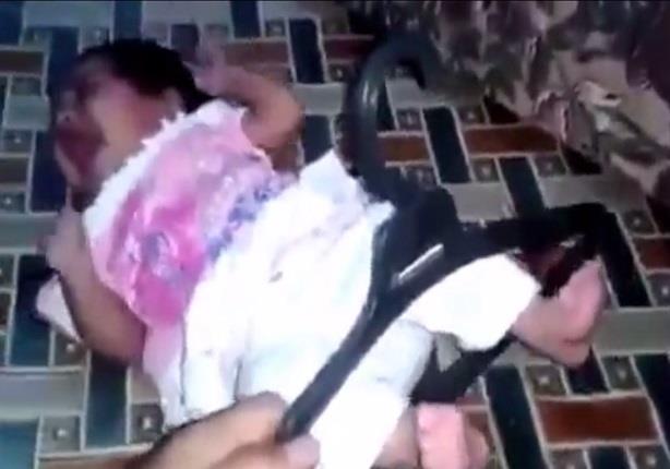  سعودية وزوجها يعذبان طفلهما بـ"الفلكة"