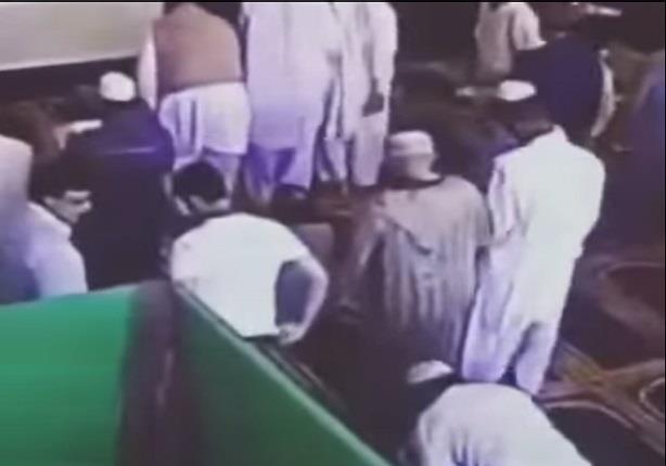 شجار عنيف بين شخصين أثناء الصلاة في أحد المساجد
