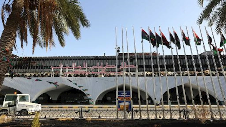 بسبب اشتباكات العاصمة.. توقف حركة الطيران في مطار طرابلس