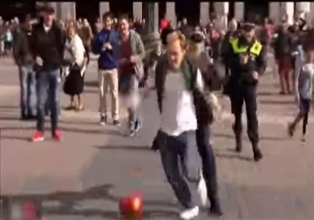 الشرطة الإسبانية تعتقل مشجع ليفربول بتهمة "اللعب بالكرة"