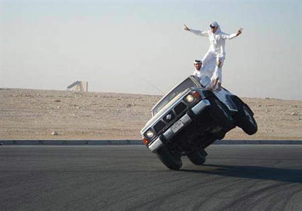بالفيديو .. سعودي يسقط من سيارة تسير على عجلتين