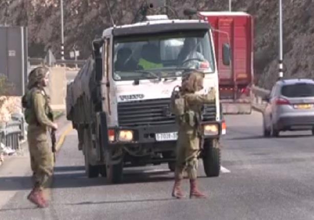 جنود اسرائيليون ينكلون بشاب فلسطيني على مدخل الرام