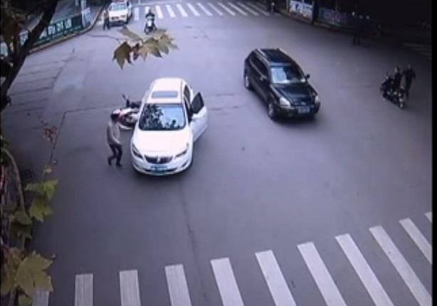 رفع سيارة سقطت على امرأة صينية