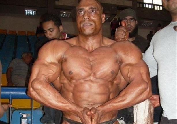"الرجل الأخضر المصري"مستعرضًا عضلاته: بأفطر لحمة واتناول 7 وجبات يوميًا