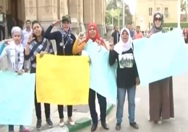 طالبات في جامعة القاهرة يطالبن بالتجنيد الاختياري للفتيات