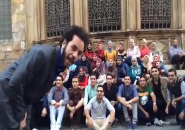 علي قنديل في الحُسين يصادف مجموعة شباب مؤيدين لحملة عايز مسرح