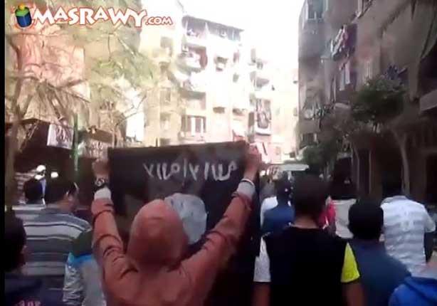 المئات من الإخوان يهتفون لداعش ويرفعون أعلامها في مسيرة بالمطرية