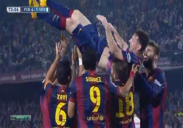 لاعبو برشلونة يحملون ميسي احتفالا بلقب الهداف التاريخي للدوري الإسباني
