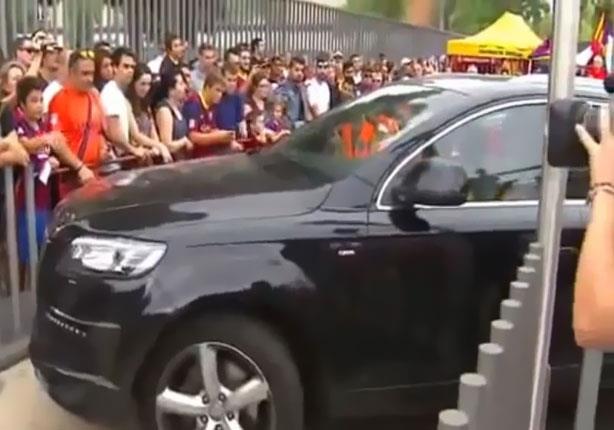 لاعب برشلونة يتفادى تحطم سيارته بمساعدة الجمهور - فيديو