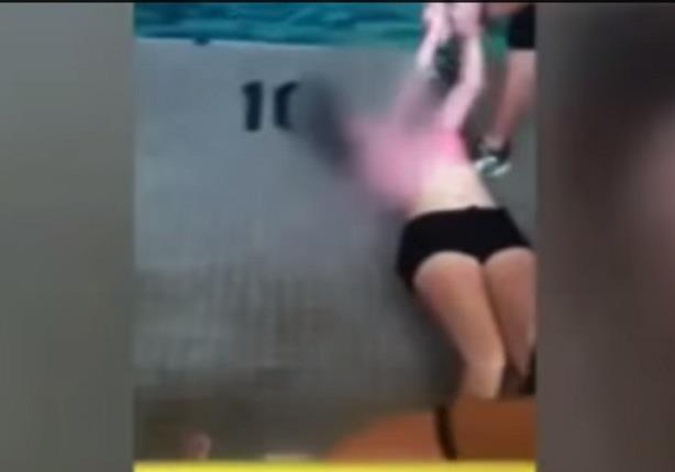  في كاليفورنيا ..مدرس يجر طالبة على الأرض رفضت نزول حمام السباحة حفاظا على شعرها 