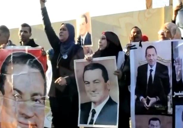 انصار مبارك أمام "المعادي العسكري" أثناء توجه الرئيس الأسبق للمحكمة