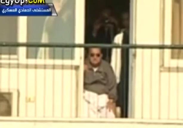 مبارك يلوح لانصاره من شرفة غرفته بالمستشفى العسكرى