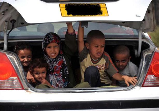 بالفيديو: سائق ينقل طالبات ابتدائي في صندوق السيارة