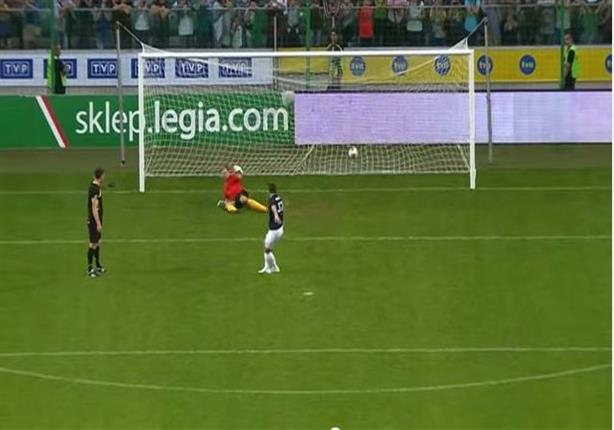 لاعب يسجل هدفا خياليا من ضربة جزاء في الدوري البولندي