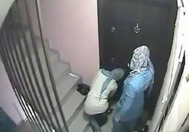 شاهد 3فتيات يسرقون شقة بطريقة محترفة