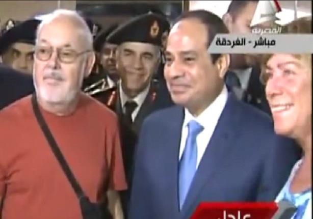في لفتة غير مسبوقة لرئيس الجمهورية ..السيسي يسمح لبعض السائحين بالتقاط الصور معه 