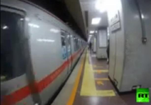 عداء صيني يتحدى مترو الأنفاق ببكين 