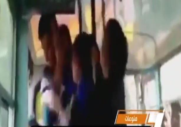 فتاتان هنديتان تضربان متحرشين في حافلة