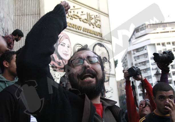 وقفة احتجاجية أمام الصحفيين للتنديد بـ "براءة مبارك"