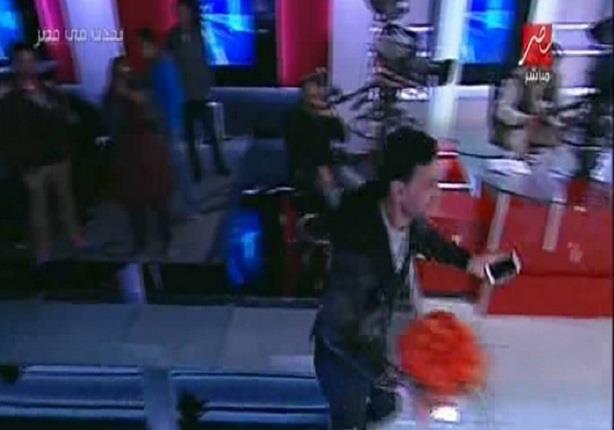 رامز جلال يقتحم استديو يحدث فى مصر بسبب فتاه ويهديها ورد على الهواء