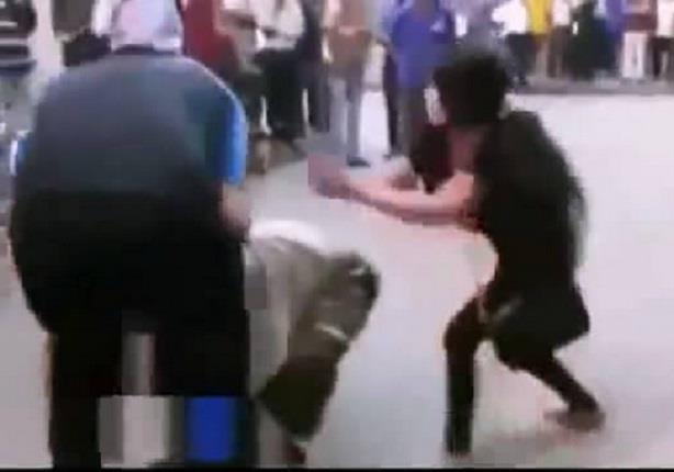 مصرى يضرب هندى سكران مع زوجته ويتحرشون بالماره فى الشارع 