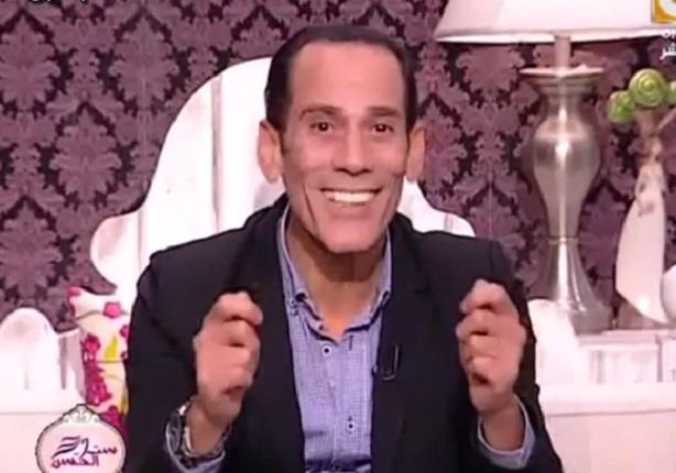  أحمد عزب يقلد الرئيس عبدالفتاح السيسى على الهواء