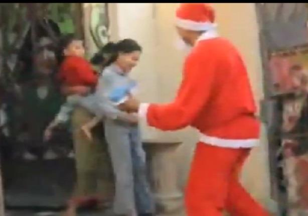 ظهور بابا نويل فى الشارع المصرى لتوزيع الهدايا والالعاب على الاطفال