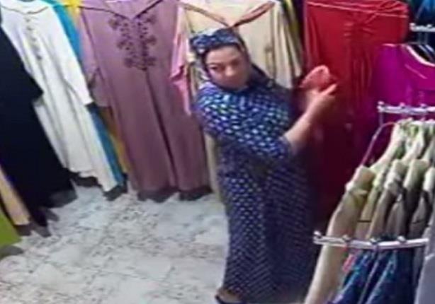 امرأة تسرق محل ملابس بكل سهولة 