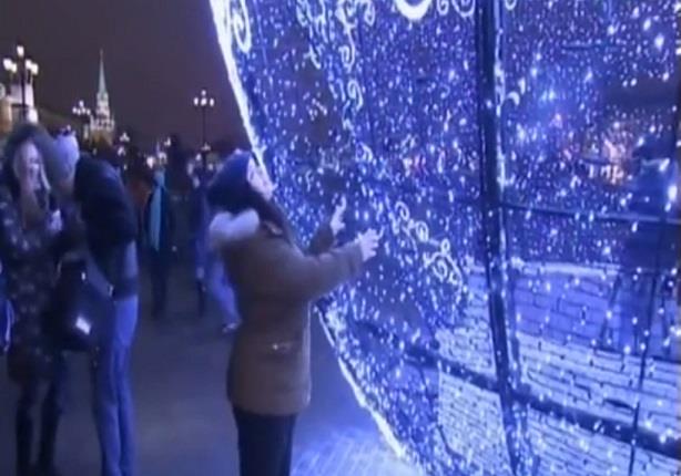  الروس يحتفلون بالكريسماس بعرض أكبر كرة مضيئة في العالم