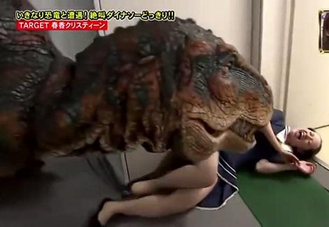 فتاة يابانية تصاب بالرعب حينما تفاجيء بديناصور يهاجمها‏