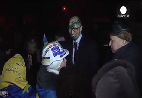 شخص مجهول يلقي كمية من الطلاء على وجه الأوكراني آرسيني ياتسينيوك