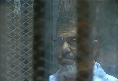 مرسى وقيادات الإخوان من داخل القفص الزجاجي