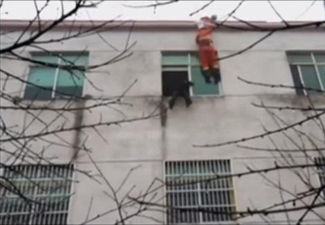 إنقاذ امرأة صينية قبل ثوان من انتحارها