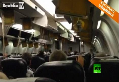 تصوير من داخل الطائرة لمشاهد عملية إختطاف الطائرة الإثيوبية بمطار جنيف