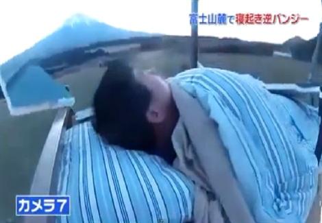 دعابة يابانية تقذف بممثل كوميدي نائم 50 متراً في الهواء