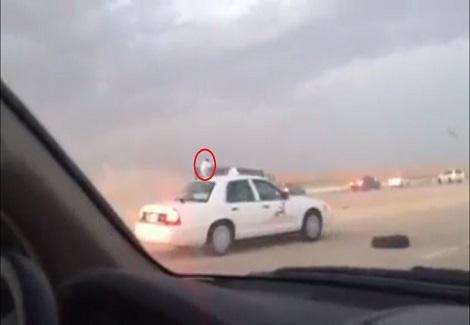 على طريقة أفلام المطاردات.. مواطن سعودي يقفز على سيارة تطاردها الشرطة