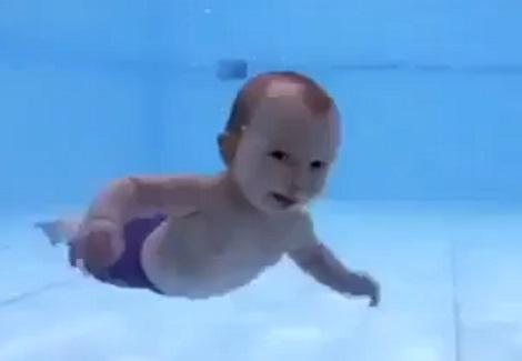 أطفال رضع تستطيع السباحة تحت الماء 