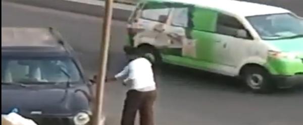 فيديو اثيوبي يسرق سياره مواطن سعودي بالرياض  