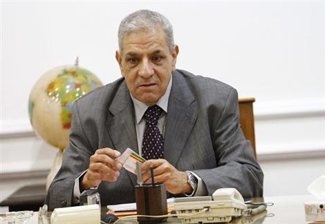 في زيارة مفاجئة.. محلب يدعو المواطنين إلى الشراء م