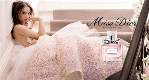 نتالي بورتمان بفستانٍ أيقوني في إعلان عطر Miss Dior الجديد 