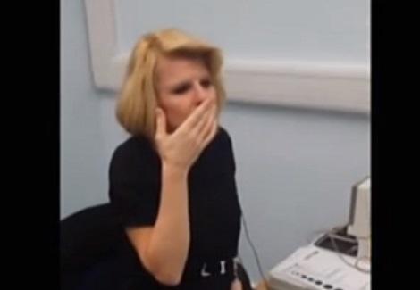 سيدة بريطانية تجهش بالبكاء عند سماعها أول كلمات بعد صمم دام أربعين عاما