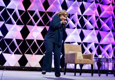 امرأة ترشق هيلاري كلينتون بـ "الجزمة" خلال مؤتمر بـ "لاس فيجاس"