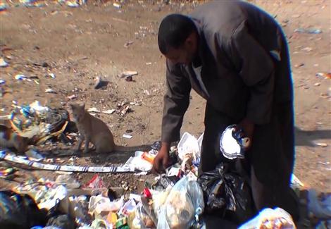 فى مصر .. البحث عن الرزق في صناديق القمامة